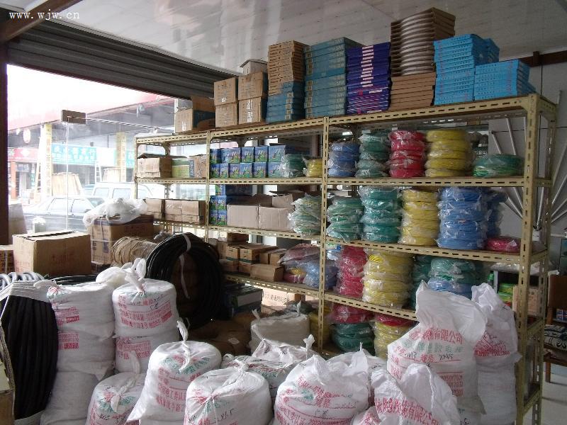 永通中策,中国中策,杭州永胜等品牌电线电缆。中策、元通等品牌VV、VV22、YJV、VLV各类钢铠电缆、上海菱海、天津金桥YZ、YC电缆、中策电脑线、电话线、电视线、音响线、监控线等。华强照明,锦航照明,松下,飞利浦,西湖光源,节能灯,卤钨灯,灭蚊灯,杀菌灯,绿明T4、T5支架,各类电子、电感镇流器。正泰低压电器,鸿雁,正泰,四通松日墙壁开关,地板插座,各类空开箱,电表箱,信息箱等 主要产品:永通中策,中国中策,杭州永胜等品牌电线电缆。中策、元通等品牌VV、VV22、YJV、VLV各类钢铠电缆、上海菱海、