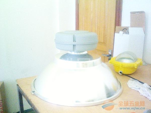二、适用场所——免维护无极灯的应用非常之广泛,其代表性的主要场所有各种厂房、货场、仓库、大型室内体育馆等场所固定照明。 三、电磁感应灯特点——电磁感应灯无电极和灯丝,具有超长寿命,长年使用免维护,寿命是白炽灯的70多倍,金属卤化物灯5-6倍;高效节能,发光效率约80lm/w,功率因数高达0.