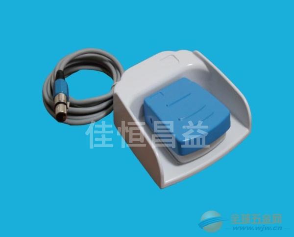 单踏板脚踏开关 型号:HCY-FS1-01 详细资料: 特点/选项: -高机械稳定性 -非接触式开关系统 -数字或模拟信号输出 -铝合金保护支架和底部防滑的设计 -弹性插入式连接器,便于安装与拆卸 -踏板RAL颜色:Y标准黄,B蓝,R红,K黑等可选 -等级AP -特殊标签 -内置开关均通过CE,UL,VDE,CCC认可 -与设备连接的插入式连接器可选 遵循标准 IEC 60601-1; UL 60601-1; IEC 60529 93/42/EEC 踏板 防震的热塑性塑料,UL 94-V0/-V2 防护等