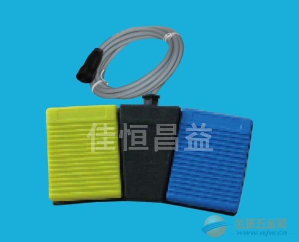 双踏板脚踏开关 型号:HCY-FS2-04 详细资料: 特点/选项: -高机械稳定性 -非接触式开关系统 -数字或模拟信号输出 -保护支架和底部防滑的设计 -弹性插入式连接器,便于安装与拆卸 -踏板RAL颜色:Y标准黄,B蓝,R红,K黑等可选 -等级AP -特殊标签 -内置开关均通过CE,UL,VDE,CCC认可 -与设备连接的插入式连接器可选 遵循标准 IEC 60601-1; UL 60601-1; IEC 60529 93/42/EEC 踏板 防震的热塑性塑料,UL 94-V0/-V2 防护等级 I