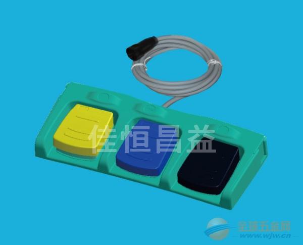 三联脚踏开关 型号:HCY-FS3-02 详细资料: 特点/选项: -高机械稳定性 -非接触式开关系统 -数字或模拟信号输出 -保护支架和底部防滑的设计 -附加按钮/LED指示灯可选 -弹性插入式连接器,便于安装与拆卸 -踏板RAL颜色:Y标准黄,B蓝,R红,K黑等可选 -等级AP -特殊标签 -内置开关均通过CE,UL,VDE,CCC认可 -与设备连接的插入式连接器可选 遵循标准 IEC 60601-1; UL 60601-1; IEC 60529 93/42/EEC 踏板 防震的热塑性塑料,UL 94